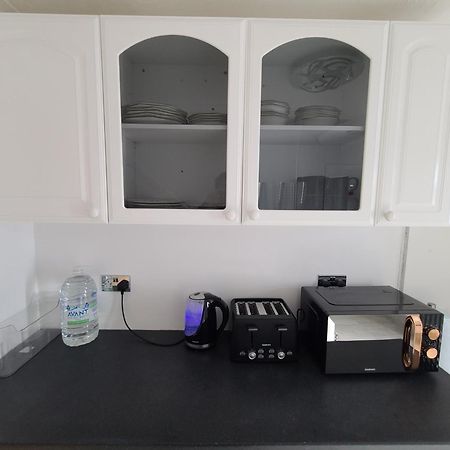Roomz-Gatwick-London-Airport Parking-Travel Service Ifield 외부 사진