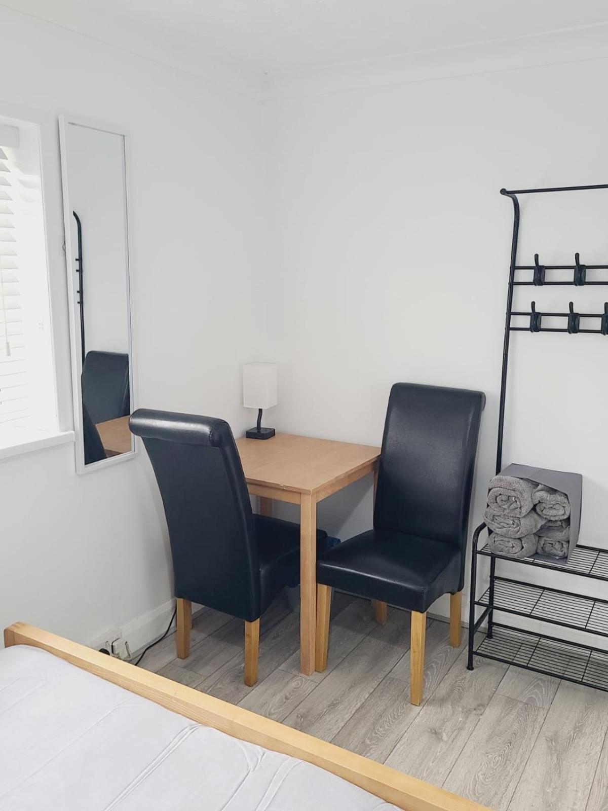 Roomz-Gatwick-London-Airport Parking-Travel Service Ifield 외부 사진