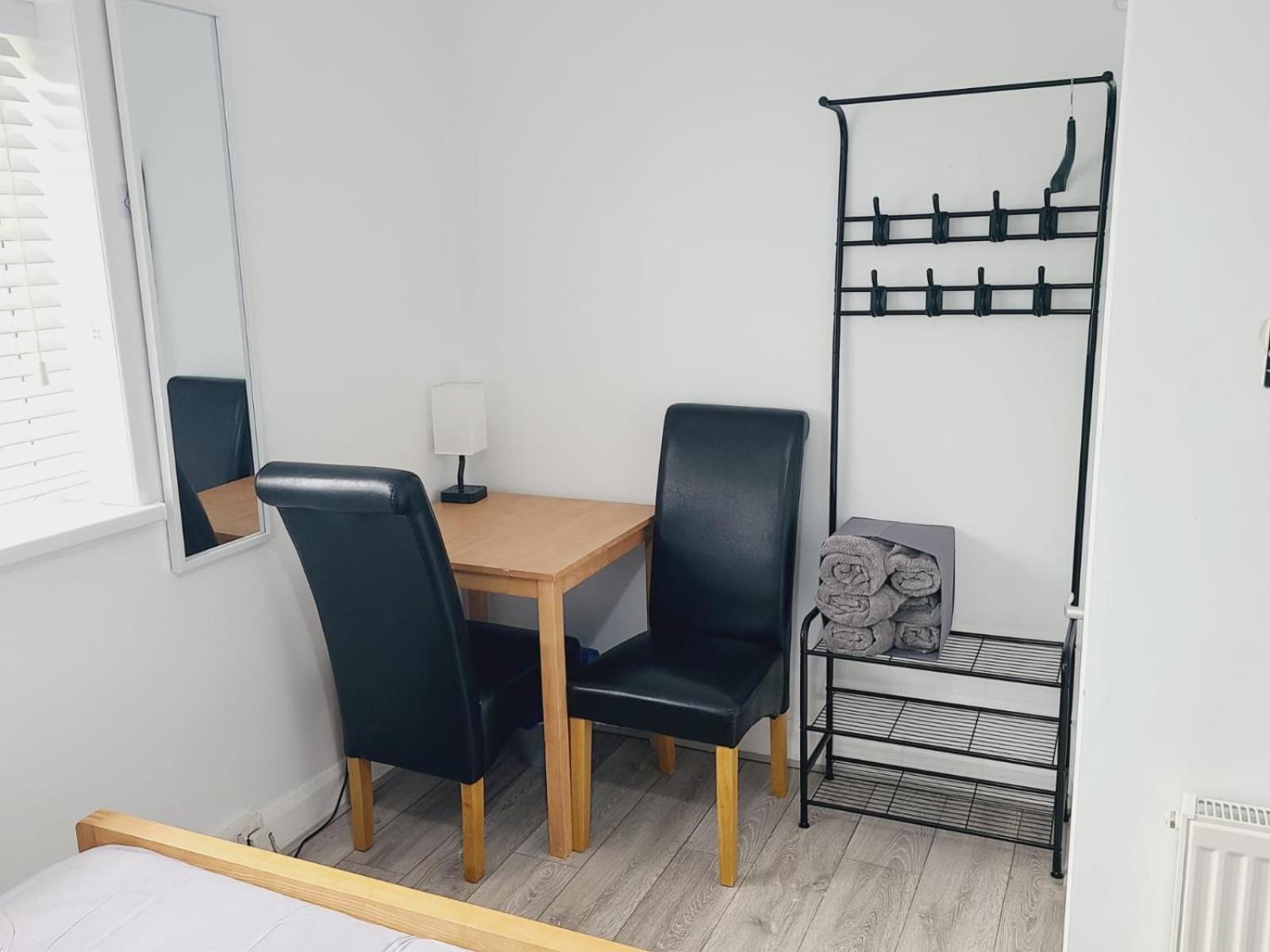 Roomz-Gatwick-London-Airport Parking-Travel Service Ifield 외부 사진
