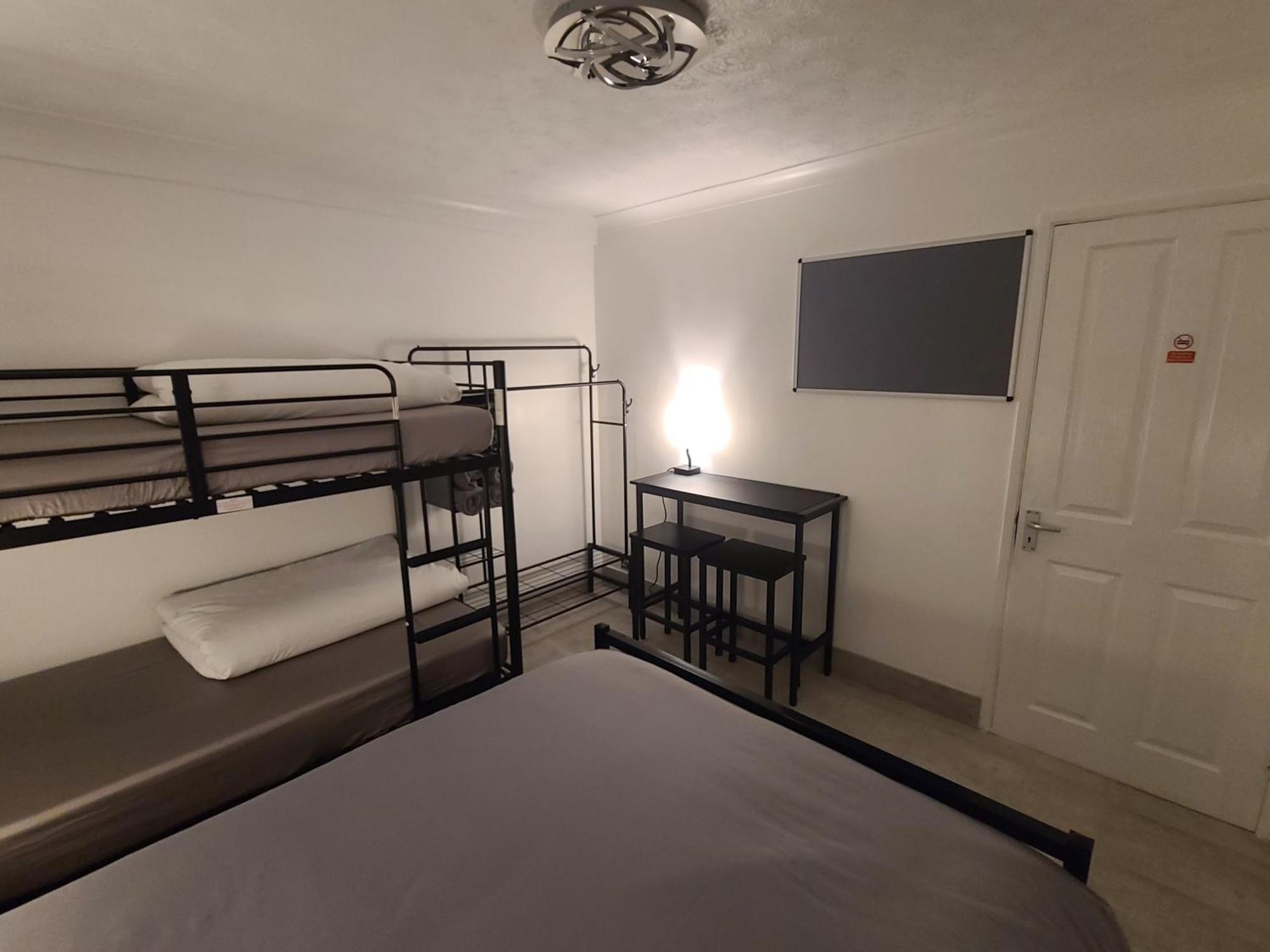 Roomz-Gatwick-London-Airport Parking-Travel Service Ifield 외부 사진