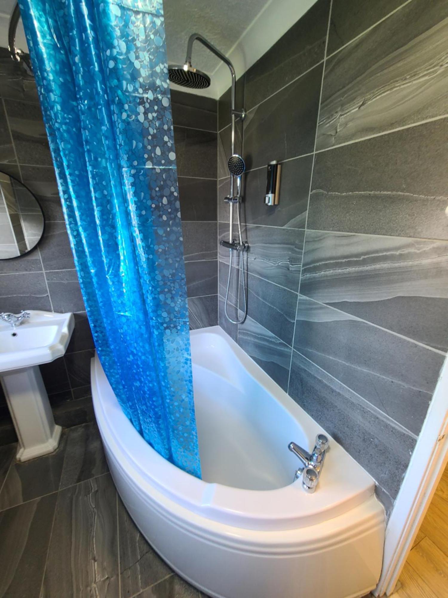 Roomz-Gatwick-London-Airport Parking-Travel Service Ifield 외부 사진