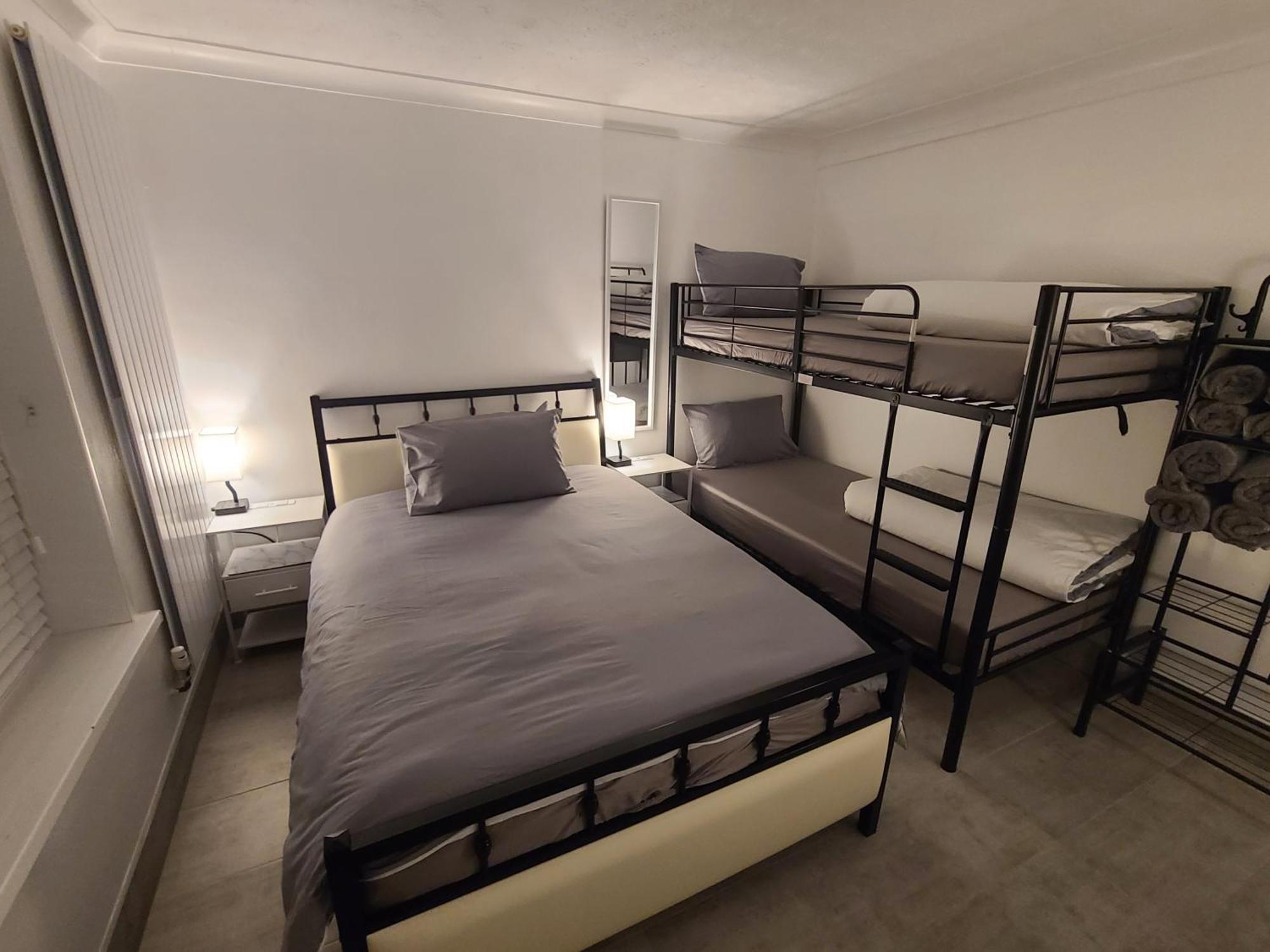 Roomz-Gatwick-London-Airport Parking-Travel Service Ifield 외부 사진