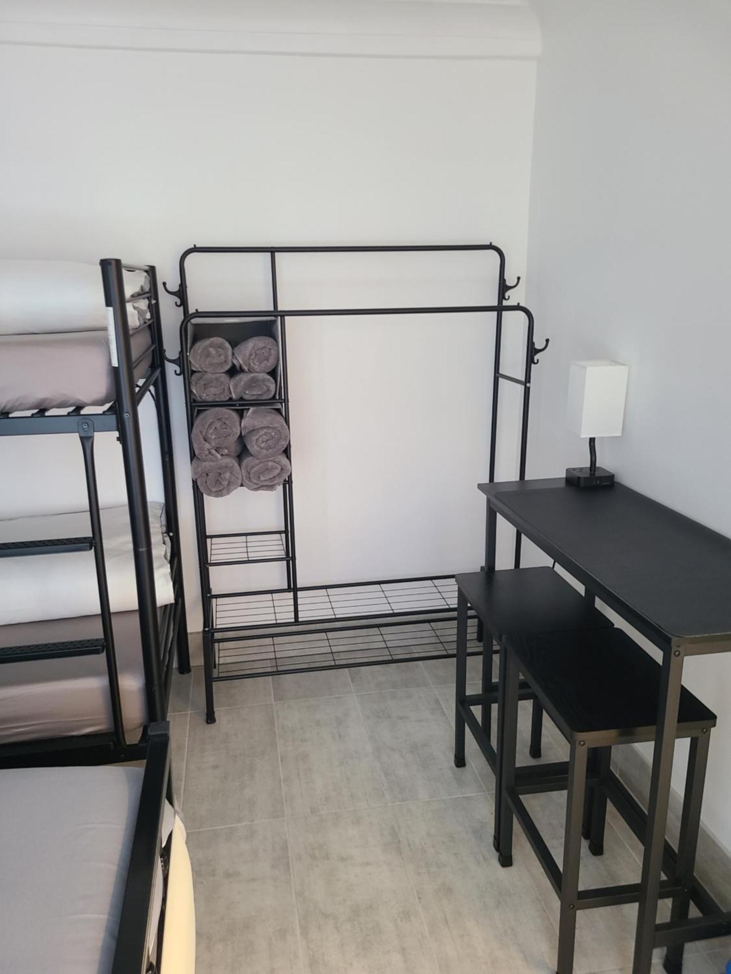 Roomz-Gatwick-London-Airport Parking-Travel Service Ifield 외부 사진